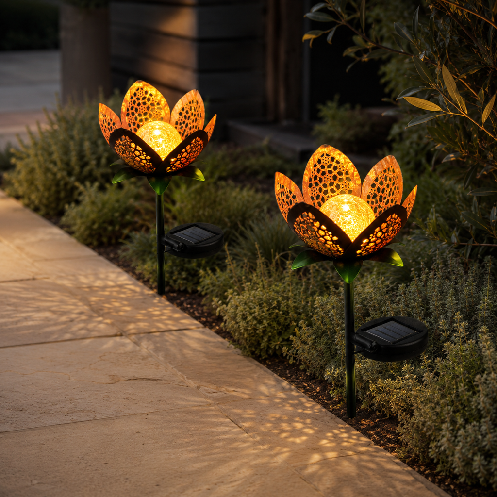 Opengewerkte bloemenlamp voor tuinpad op zonne-energie