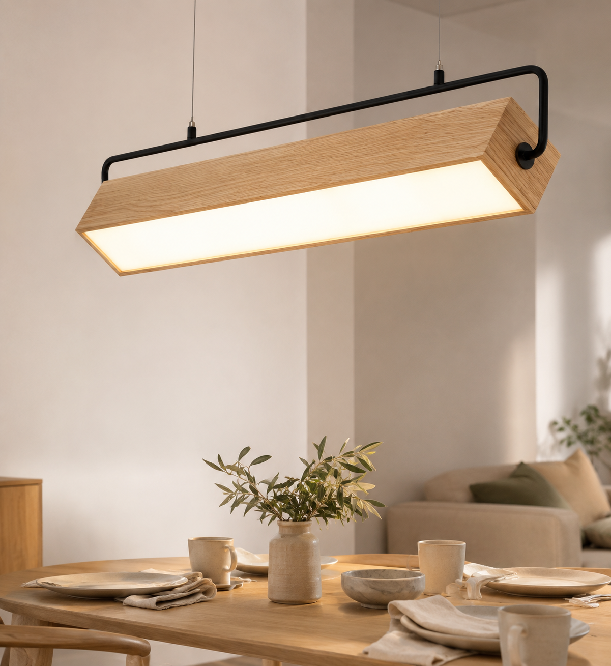 Adelbert verstelbare houten LED-hanglamp boven een eettafel