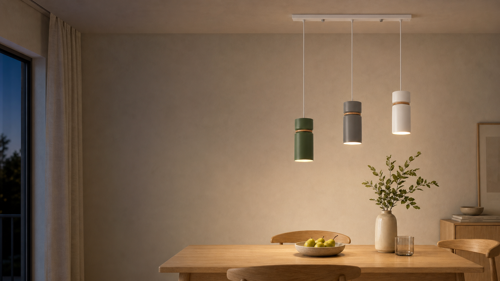 Brantley hanglampen boven een lichte houten eettafel in een warm Scandinavisch interieur