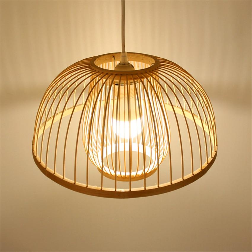 Verlichte ronde Calico bamboe hanglamp tegen een beige wand