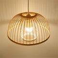 Verlichte ronde Calico bamboe hanglamp tegen een beige wand
