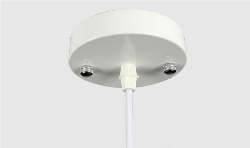 Witte ronde plafondplaat en ophangkabel van de Calico hanglamp