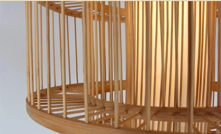 Detail van de verticale bamboelatten en ronde frames van de Calico hanglamp