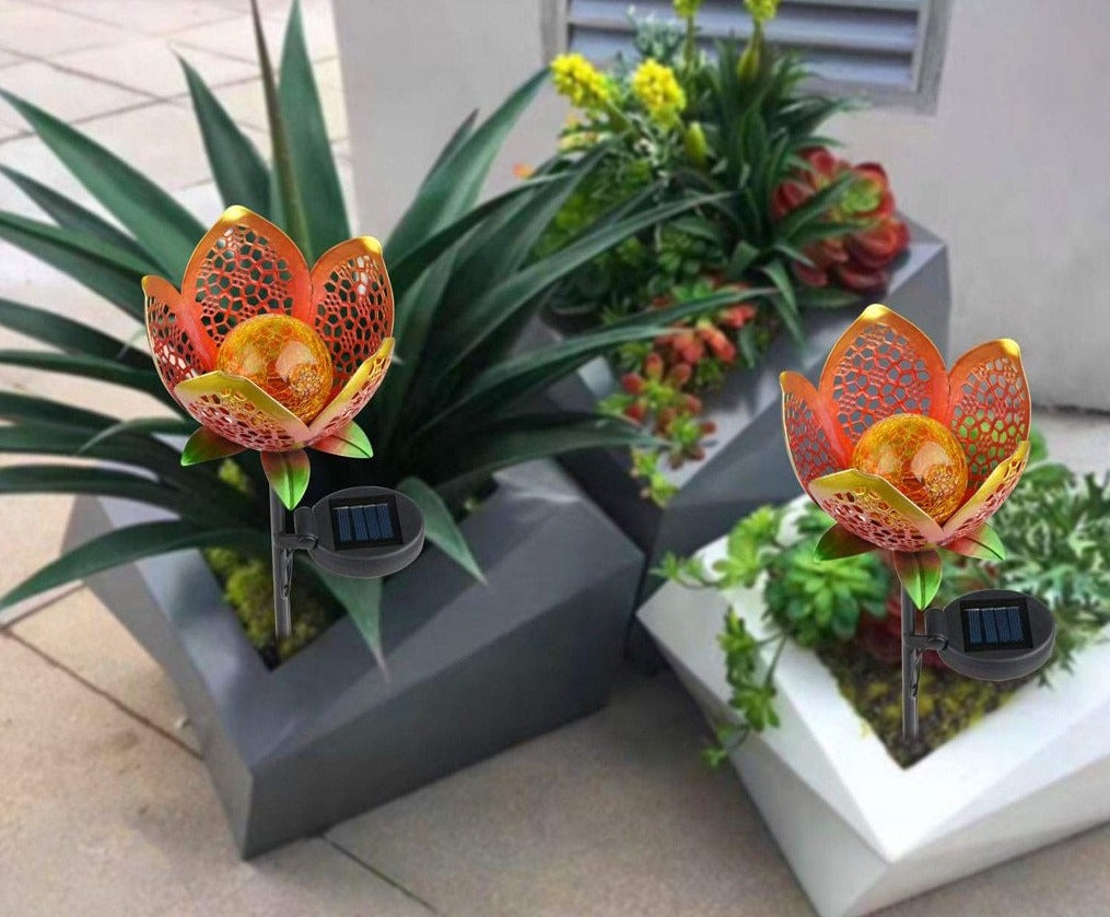Opengewerkte bloemenlamp voor tuinpad op zonne-energie
