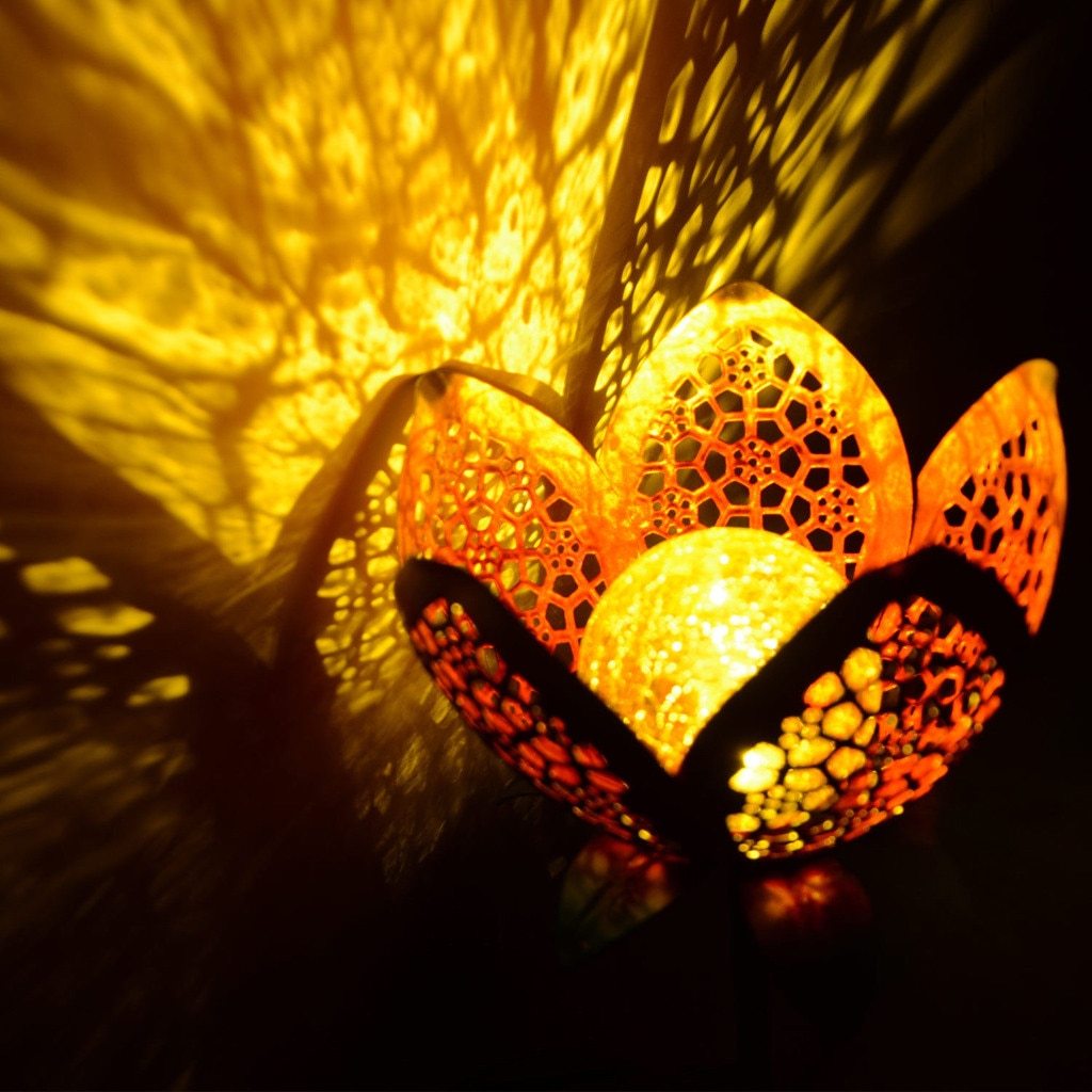 Opengewerkte bloemenlamp voor tuinpad op zonne-energie