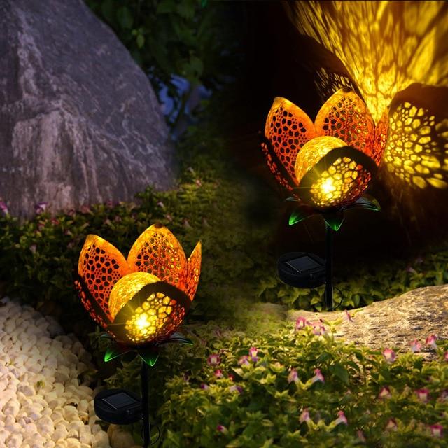 Opengewerkte bloemenlamp voor tuinpad op zonne-energie