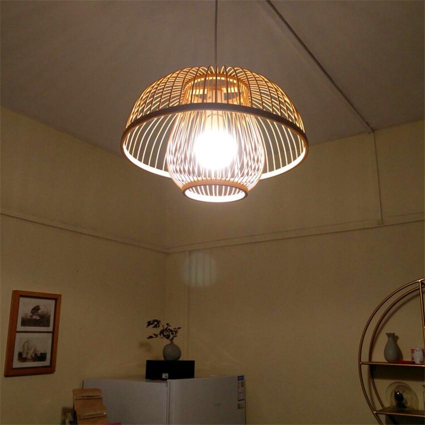 Verlichte Calico bamboe hanglamp met ronde gelaagde kap in een kamer